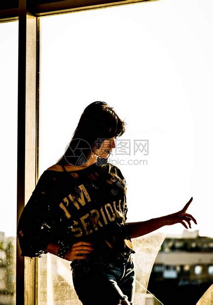 身着破烂衣服的年轻女孩正站在一扇破高清图片下载-正版图片505123665-摄图网