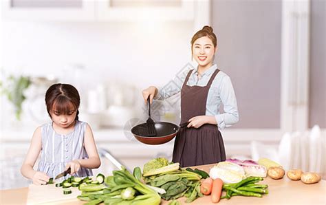 年轻父母与孩子一起在厨房做饭高清图片下载-正版图片500441081-摄图网