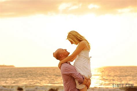 情人节 落日 海滩 情侣 爱 拥抱 浪漫图片免费下载 - 觅知网