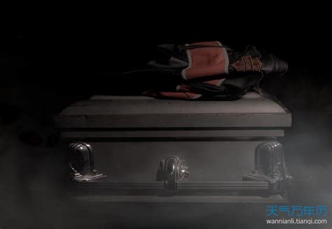 梦见死人躺在棺材里是什么意思 梦见死人躺在棺材里有什么预兆 - 万年历