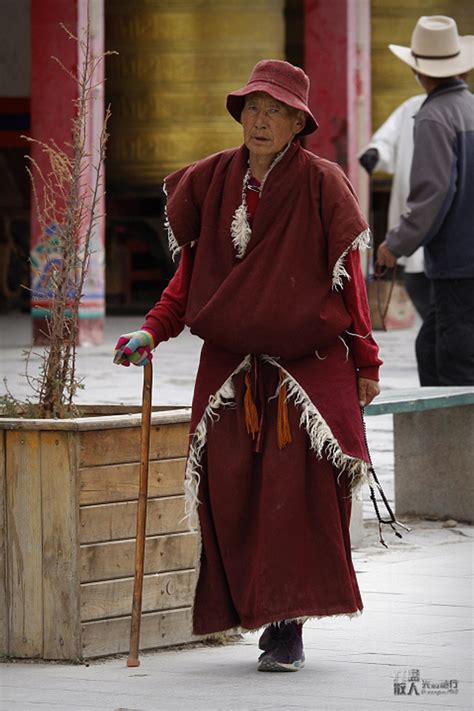 青海玉树藏族古村落迎泼水节 祈幸福安康