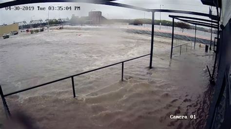 洪水冲垮美国城市堤坝 6分钟监控记录惊险瞬间_凤凰网视频_凤凰网
