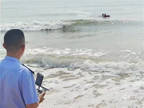 游客被大浪卷离岸边 水上救援机器人紧急出动-新华网
