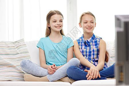 人,孩子,电视,朋友友谊的两个快乐的小女孩电视上看喜剧电影,家吃爆米花高清图片下载-正版图片300599898-摄图网