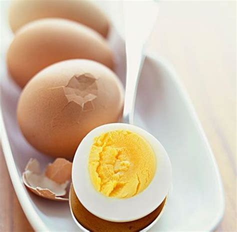 煮鸡蛋时，只需多做这一步，煮熟的鸡蛋又鲜又嫩还好剥壳！|小厨|口感|蛋清_新浪新闻