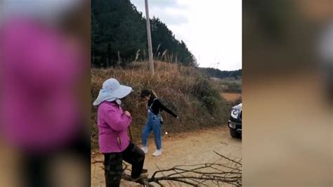 独自进山摘杨梅，树枝突然折断女子从10米高处摔下_凤凰网视频_凤凰网