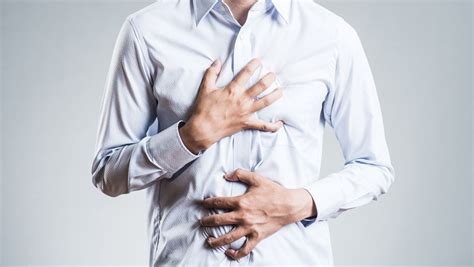 这6种胸痛会“致命”！医生详细描述疼痛性质、时间、位置…_手机新浪网
