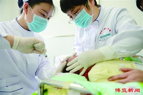 医护人员赠送暖心礼物住院患者收获满满祝福,金寨县中医医院
