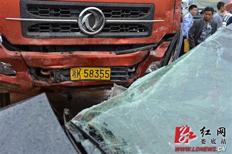 新化县：大货车撞上小轿车 致2死4伤_新浪新闻