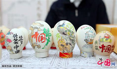 81岁老人创作蛋壳上的艺术[组图]_图片中国_中国网