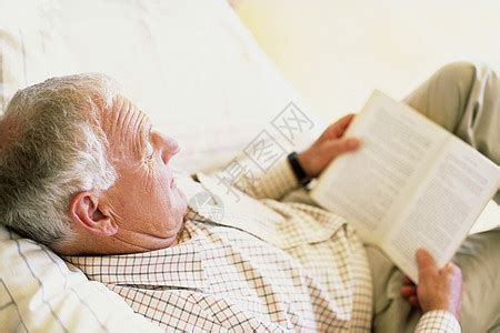 老人阅读摄影图片-老人阅读摄影作品-千库网