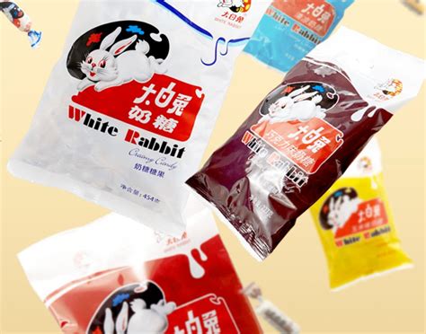 大白兔有润唇膏了，没错就是那个诞生于1959年，在物资匮乏的年代带给无数60，70后儿时最美好记忆的奶糖归属于同一品牌。