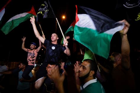 以色列和巴勒斯坦杰哈德达成停火协议 民众在街头庆祝