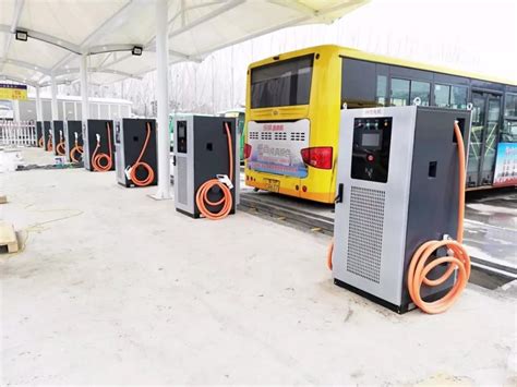 北京最大集中式电动汽车充电站投用 单日可提供约1300次服务
