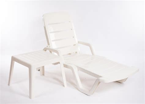 海边塑料沙滩椅厂家健身馆塑料躺椅休闲沙滩椅游泳池户外折叠 ...