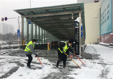 自扫门前雪?NO!情人节大雪覆青岛 市民走上街头接力扫雪_山东各地 _山东新闻_新闻_齐鲁网