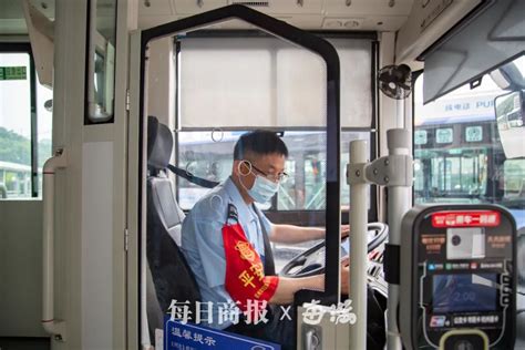 暖心！老人带轮椅艰难下车，杭州公交司机这个动作让全车乘客点赞_看看浙江