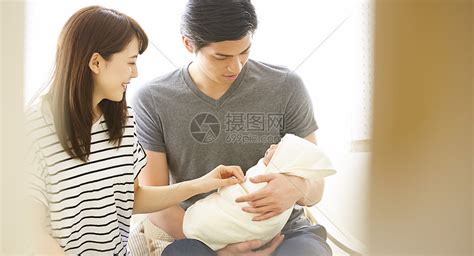 抚养婴儿宝宝的夫妻高清图片下载-正版图片502207052-摄图网