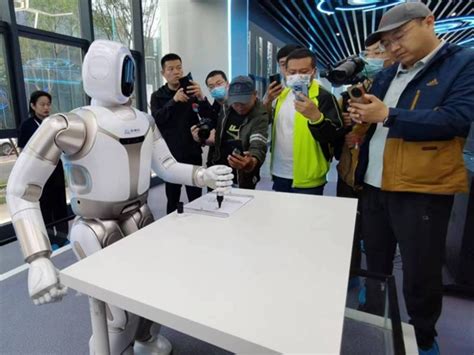 邯郸：体验VR设备 感受科技魅力