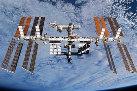 国际空间站属于人造天体吗?原来就连太空碎片和垃圾也是_小狼观天下