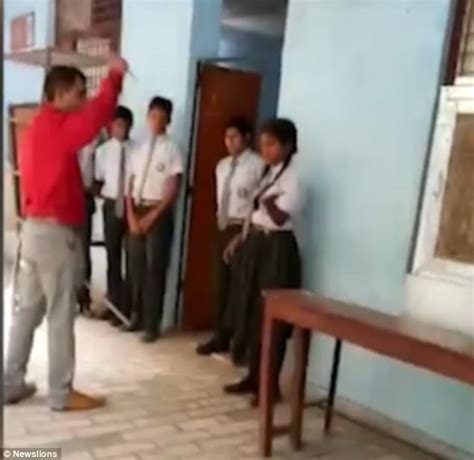 印度校长暴打学生至棍棒打断 老师：太惨了