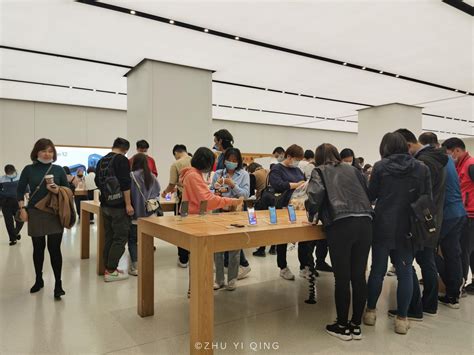 汇思想 _ 库克昨日“突袭”上海苹果店 还与顾客玩自拍