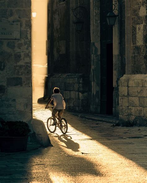光与影的街头 | 意大利摄影师Li Fa__财经头条