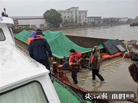 京杭运河一艘货船搁浅进水堵了航道，下午脱险后航道恢复正常 - 封面新闻