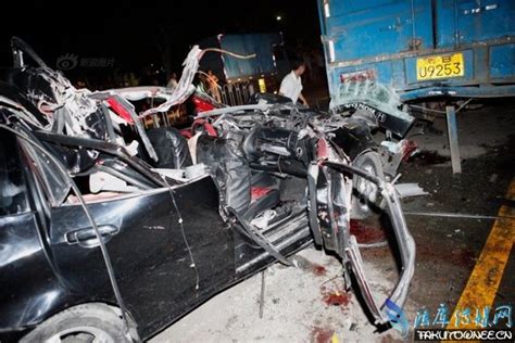 东莞一男子醉驾致1死3伤后逃逸，9部小车被撞成“废铁”... 流行东莞-PoPDG.com