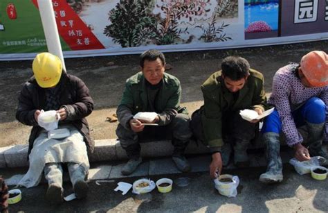 不易！郑州这群建筑工蹲路边吃午饭，一顿饭不足10元，管饱就行-大河新闻
