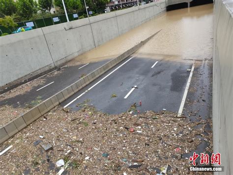 盘点郑州洪水中的感人事迹盘点，一群孩子冒雨提醒路人，让人感动！_腾讯视频