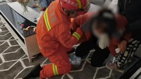 4岁娃爬出窗，获救后奶奶突然下跪感谢消防员_凤凰网视频_凤凰网