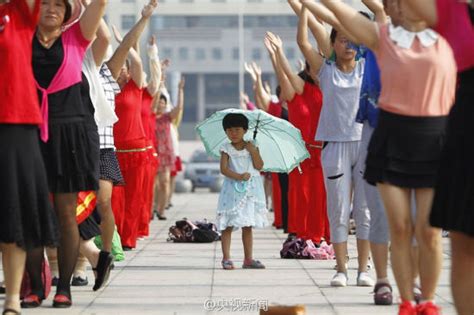 跳舞的快乐难以想象！益阳62岁退休职工带领大学生们跳广场舞 - 益阳对外宣传官方网站