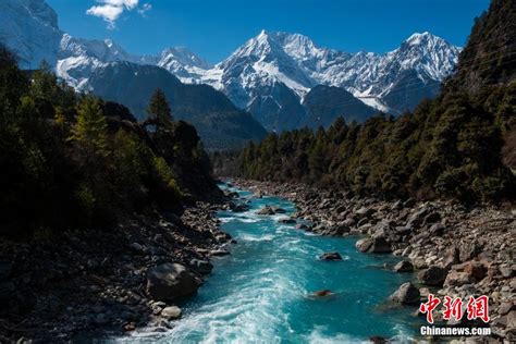 “冰川之乡”西藏波密景色壮美