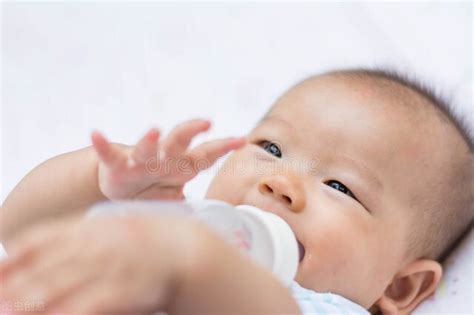 婴儿一直吃奶会撑坏吗（新生儿已经吃了很多奶了还想吃）-幼儿百科-魔术铺