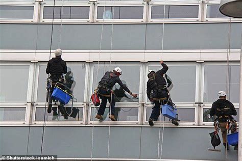 澳洲窗户修理工准备进行高空作业，其安全绳却惨遭楼内住户割断|安全绳|布莱斯|高空作业_新浪新闻