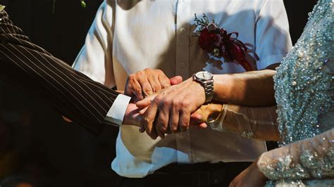 婚礼策划师选婚纱高清图片下载-正版图片502044475-摄图网