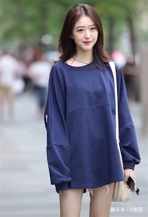 没有穿衣服的女生图片