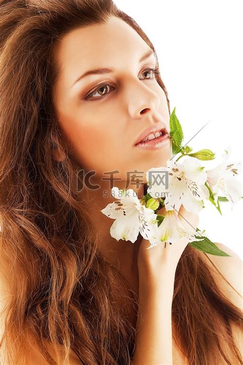 纯洁美丽的女人与花在白色的背景头发美女高清摄影大图-千库网