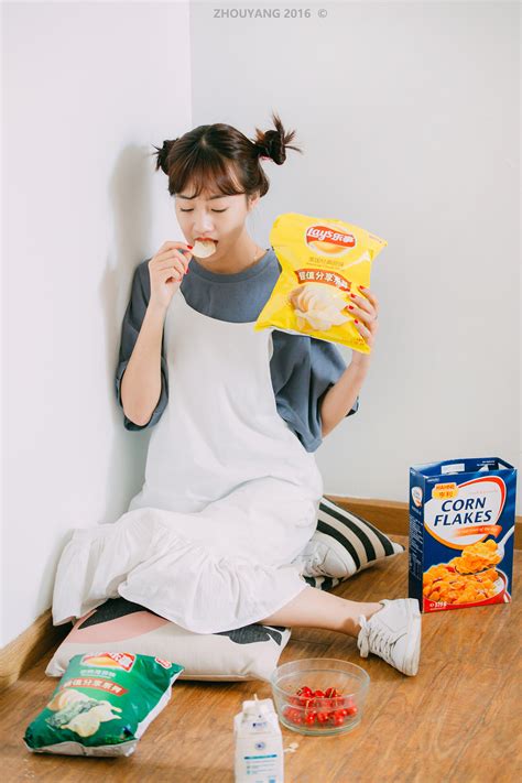 《一个爱吃零食的女孩》|摄影|人像|yahazhou - 原创作品 - 站酷 (ZCOOL)