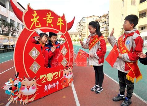 安徽安庆：开学首日 打卡“三牛”展板-人民图片网