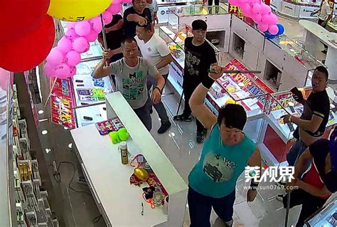 哈尔滨某服装城店员与顾客吵架_腾讯视频