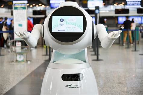 白云机场首款服务型机器人亮相航站楼 取名云朵_手机新浪网
