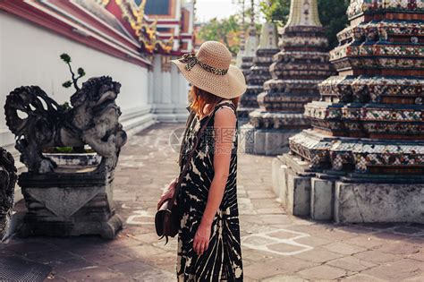 一个年轻的女人正探索座佛教寺庙高清图片下载-正版图片300680780-摄图网