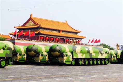 东风-5乙核导弹方队特种车被称“巨无霸”，是典型“四超”装备 | 北晚新视觉