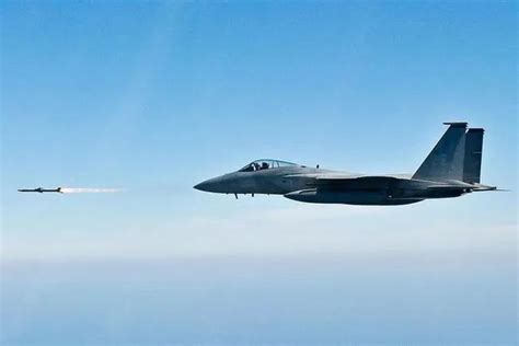 美国展示未来空战：无人机被发射后，自带导弹打击_军事_中华网