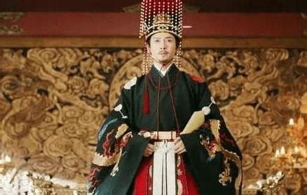 清朝最悲惨的皇帝，竟被一厨子拿菜刀追着砍，仅有四个侍卫来救驾|侍卫|皇帝|救驾_新浪新闻