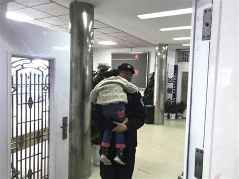 4岁女孩找到爸爸 仍抱着警察叔叔脖子不撒手_武汉_新闻中心_长江网_cjn.cn