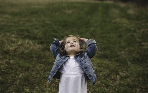小女孩在草地上双手抬头仰望天空高清图片下载-正版图片501865027-摄图网