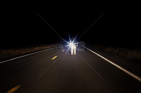 带着手电筒走在空荡荡的路上的男人高清图片下载-正版图片501509645-摄图网